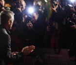 George Clooney pris d'assaut par les photographes, à l'occasion de l'avant-première de  The men who stare at goats , à l'Odeon Cinema de Leicester Square, dans le cadre du London Film Festival, le 15 octobre 2009 !