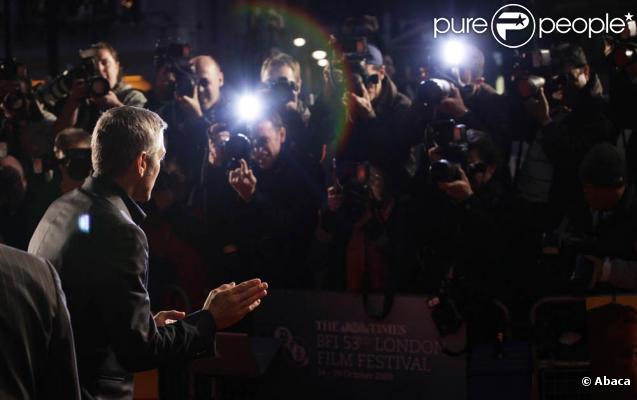 George Clooney pris d'assaut par les photographes, à l'occasion de l'avant-première de  The men who stare at goats , à l'Odeon Cinema de Leicester Square, dans le cadre du London Film Festival, le 15 octobre 2009 !