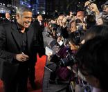 George Clooney signe des autographes, à l'occasion de l'avant-première de  The men who stare at goats , à l'Odeon Cinema de Leicester Square, dans le cadre du London Film Festival, le 15 octobre 2009 !