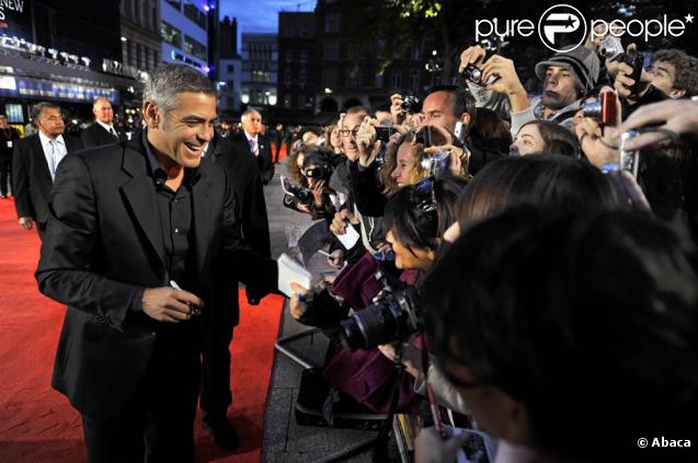 George Clooney signe des autographes, à l'occasion de l'avant-première de  The men who stare at goats , à l'Odeon Cinema de Leicester Square, dans le cadre du London Film Festival, le 15 octobre 2009 !