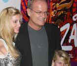 Kelsey Grammer, Camille Donatacci et leur fille lors du spectacle Kooza du Cirque du soleil au profit de l'association One Drop le 16 octobre 2009 à Santa Monica