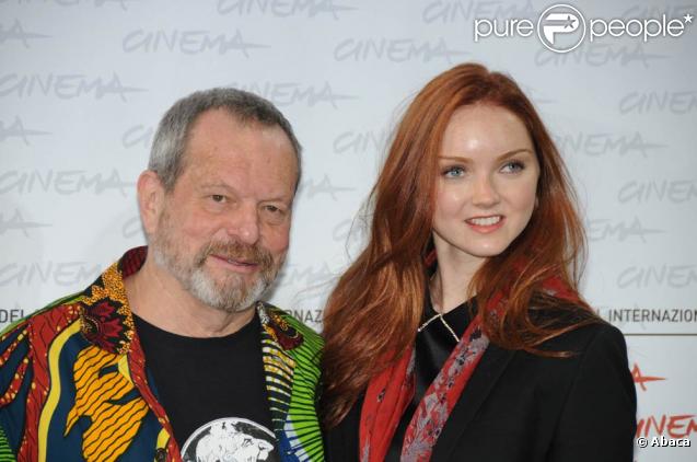 Le cinéaste américain Tery Gilliam et sa muse Lily Cole, à l'occasion du photocall de  L'imaginarium du Docteur Parnassus , dans le cadre du 4e Festival international du Film de Rome, le 18 octobre 2009 !