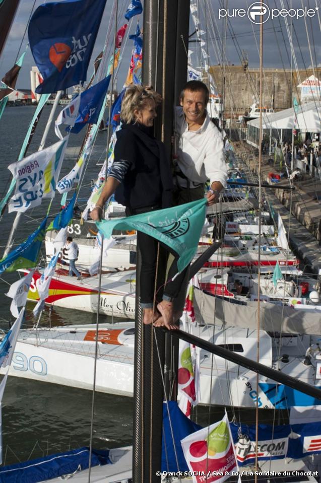 Sophie Davant et Laurent Bignolas prennent la pose sur un mât d'environ 4 mètres de haut pour la course organisée par la Solidaire du Chocolat le 18 octobre 2009