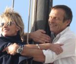Sophie Davant et Laurent Bignolas prennent la pose sur un mât d'environ 4 mètres de haut pour la course organisée par la Solidaire du Chocolat le 18 octobre 2009