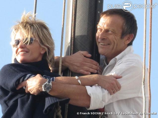 Sophie Davant et Laurent Bignolas prennent la pose sur un mât d'environ 4 mètres de haut pour la course organisée par la Solidaire du Chocolat le 18 octobre 2009