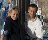 Sophie Davant et Laurent Bignolas prennent la pose sur un mât d'environ 4 mètres de haut pour la course organisée par la Solidaire du Chocolat le 18 octobre 2009