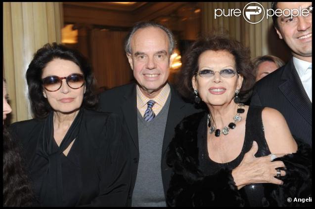 Frédéric Mitterrand, Claudia Cardinale et Anouk Aimée au dîner organisé par Jaeger-LeCoultre, à l'ambassade d'Italie, à Paris. 19/10/09 