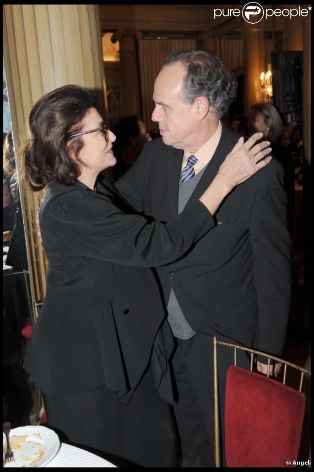 Anouk Aimée et Frédéric Mitterrand au dîner organisé par Jaeger-LeCoultre, à l'ambassade d'Italie, à Paris. 19/10/09 