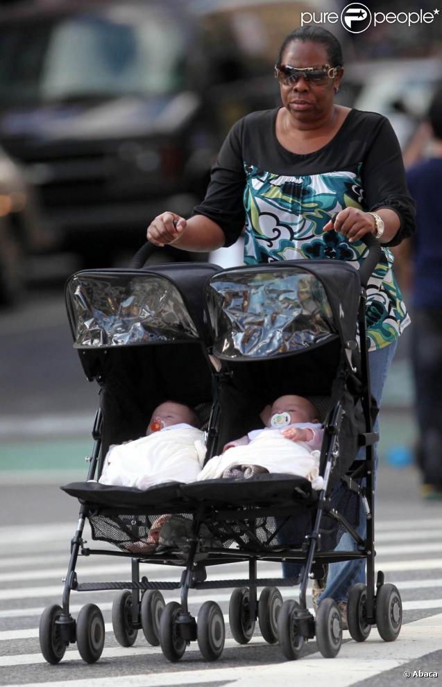 La nounou des jumelles de Sarah Jessica Parker fait une balade. Octobre 2009 