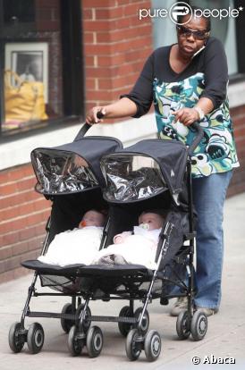 La nounou des jumelles de Sarah Jessica Parker fait une balade. Octobre 2009 