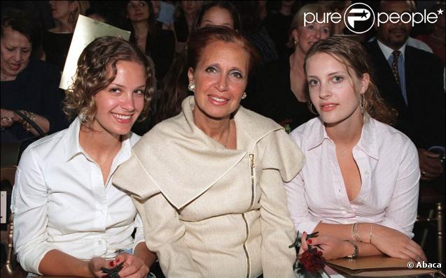 La romancière Danielle Steel avait mis son entière confiance dans sa secrétaire particulière jusqu'au jour où... cette dernière lui a volé plus de 270 000 euros ! Ça, c'est une secrétaire... qui coûte cher ! 
 