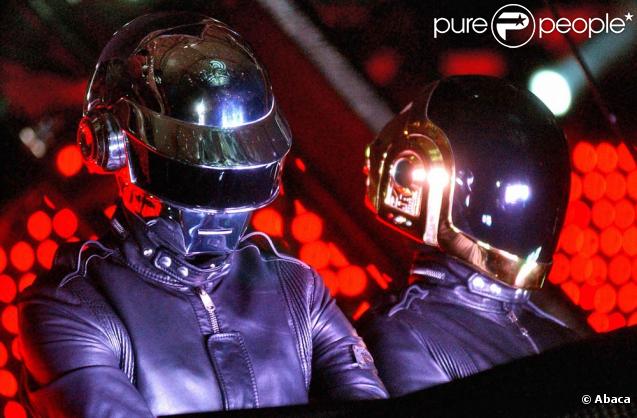 Les Daft Punk ont beau cacher leur visage, celà ne les empêchent pas pour autant de se faire usurper leur identité... Des escrocs ont inventé un faux concert à Shangaï. Le moyen pour eux d'empocher plus de... 190 000 euro ! 