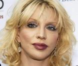  Courtney Love a elle aussi été trompée... La veuve de Kurt Cobain a bien failli être jetée à la rue quand les personnes devant gérer ses biens lui ont voler la fortune que son chanteur lui avait laissée... Pas très rock'n'roll tout ça ! 