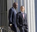 Barack Obama sort de la trésorerie à  Washington DC le 21 octobre 2009