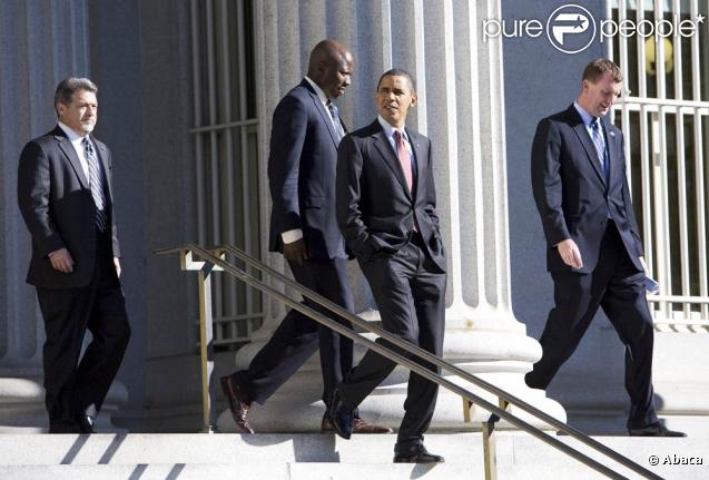 Barack Obama sort de la trésorerie à  Washington DC le 21 octobre 2009