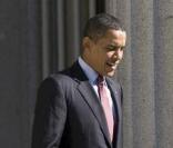Barack Obama sort de la trésorerie à  Washington DC le 21 octobre 2009