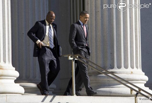 Barack Obama sort de la trésorerie à  Washington DC le 21 octobre 2009