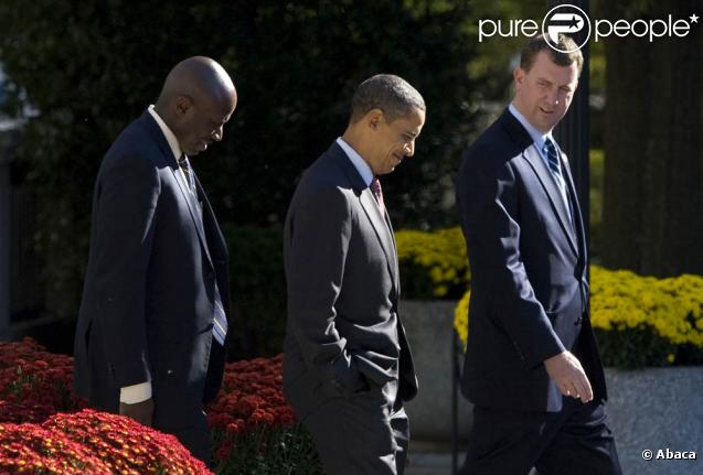 Barack Obama sort de la trésorerie à  Washington DC le 21 octobre 2009