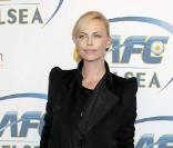 Charlize Theron a donné chaud aux invités du gala de charité organisé par One-X-One...!