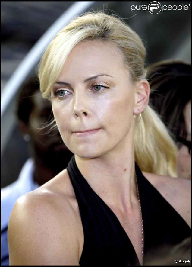 Charlize Theron a donné chaud aux invités du gala de charité organisé par One-X-One...!