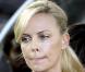 Charlize Theron a donné chaud aux invités du gala de charité organisé par One-X-One...!