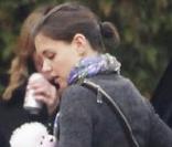 Suri Cruise se rend sur le plateau de tournage du film de son papa Tom Cruise. Sa maman Katie l'accompagne. 24/10/09