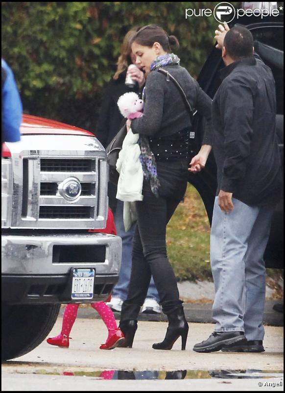 Suri Cruise se rend sur le plateau de tournage du film de son papa Tom Cruise. Sa maman Katie l'accompagne. 24/10/09