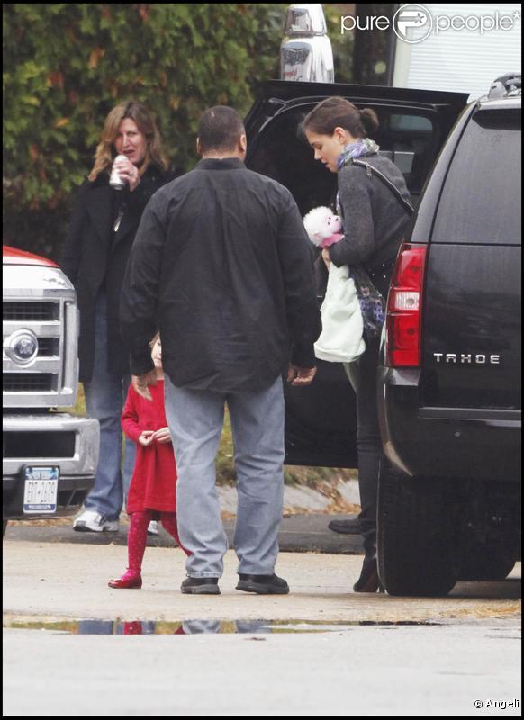 Suri Cruise se rend sur le plateau de tournage du film de son papa Tom Cruise. Sa maman Katie l'accompagne. 24/10/09