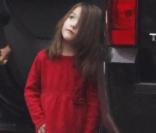 Suri Cruise se rend sur le plateau de tournage du film de son papa Tom Cruise. Sa maman Katie l'accompagne. 24/10/09