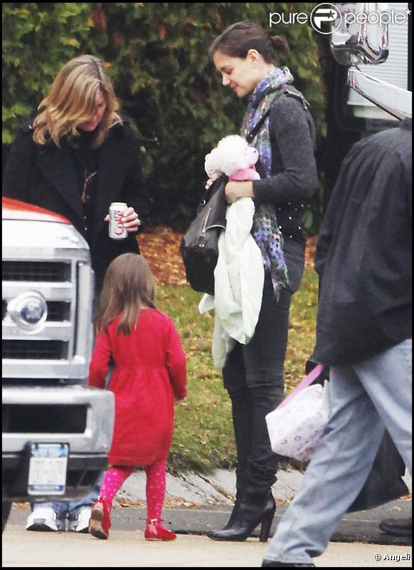 Suri Cruise se rend sur le plateau de tournage du film de son papa Tom Cruise. Sa maman Katie l'accompagne. 24/10/09