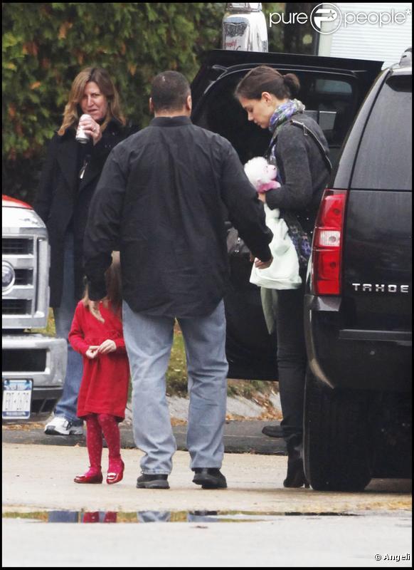 Suri Cruise se rend sur le plateau de tournage du film de son papa Tom Cruise. Sa maman Katie l'accompagne. 24/10/09