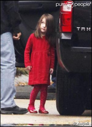 Suri Cruise se rend sur le plateau de tournage du film de son papa Tom Cruise. Sa maman Katie l'accompagne. 24/10/09