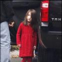 Suri Cruise : La fillette est un adorable... Petit Chaperon rouge ! Katie a une petite mine...