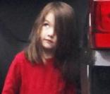 Suri Cruise se rend sur le plateau de tournage du film de son papa Tom Cruise. Sa maman Katie l'accompagne. 24/10/09