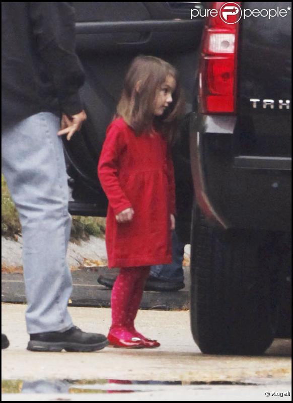 Suri Cruise se rend sur le plateau de tournage du film de son papa Tom Cruise. Sa maman Katie l'accompagne. 24/10/09