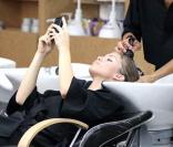 AnnaLynne McCord se fait chouchouter chez le coiffeur à Los Angeles le 23 octobre 2009