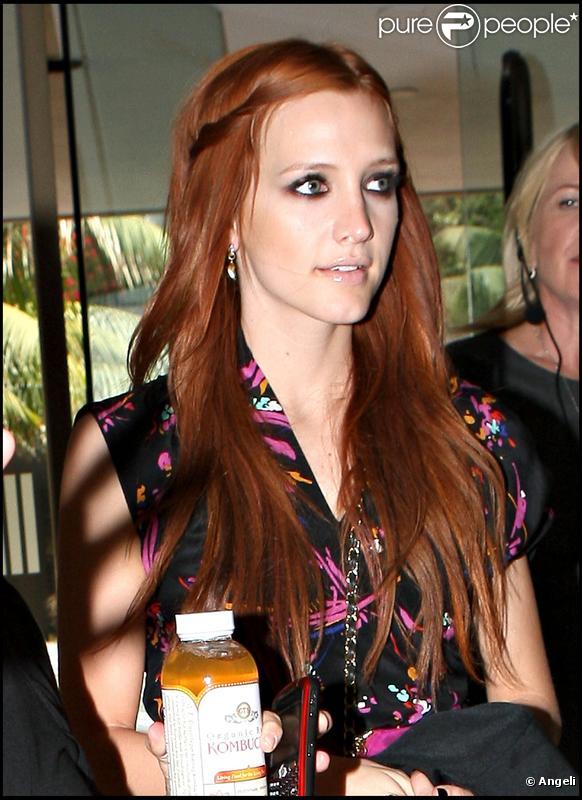 Ashlee Simpson devant l'Hotel Hilton de Beverly Hills