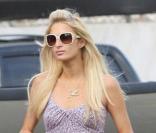 Paris Hilton sort d\'un shooting photo pour la recherche contre le cancer avec une amie à Los Angeles le 26 octobre 2009