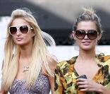 Paris Hilton et une copine se rendent à un shooting pour le livre de charité contre le cancer le 26 octobre 2009 à Los Angeles