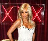 Mel B en blonde lors de la soirée de lancement de la nouvelle VitaminWater XXX-Triple Berry flavour au XXX-Berry Light district à Soho, Londres le 27 octobre 2009