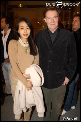 Jacques Charrier et sa nouvelle épouse Makiko, le 13 octobre, à Paris. 