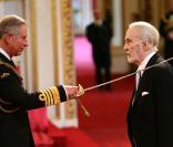 Le Prince Charles décore Chrisopher Lee, le 30 octobre 2009 à Londres.