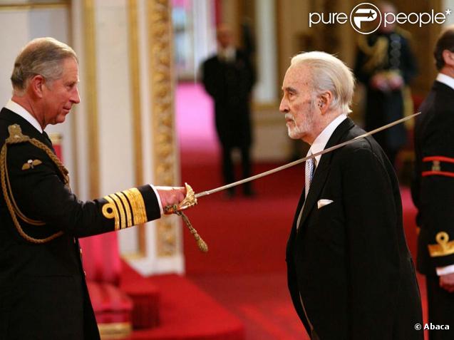 Le Prince Charles décore Chrisopher Lee, le 30 octobre 2009 à Londres.
