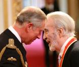 Le Prince Charles décore Chrisopher Lee, le 30 octobre 2009 à Londres.