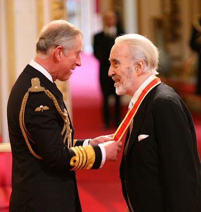 Le Prince Charles décore Chrisopher Lee, le 30 octobre 2009 à Londres.