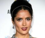 Salma Hayek incarne à merveille la tendance hiver : yeux soulignés de noir, bouche gourmande et rouge sang, une allure au top ! 