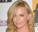 Charlize Theron fidèle à son look nude adopte ce look pour l'hiver pour encore plus de douceur... 