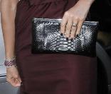 Vernis tendance pour Jessica Alba dont les ongles s'habillent de faux noir... 