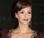 Vernis tendance, bouche mauve et yeux soulignés, Jessica Alba a tout bon ! 