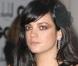 Vernis bleu pour Lily Allen et on aime beaucoup. 